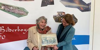 Frederica Steisslinger mit Corinna Steimel bei der Eröffnung der Ausstellung „Böblinger Bilderbogen 1900–1950. Vergangenheit in Farbe. Mit den Zeitzeugen Reinhold Nägele & Fritz Steisslinger auf Streifzügen durch die Stadt“ im November 2022 in der Städtischen Galerie. Eine Besucherin hat anlässlich der Eröffnung an die Nachlassverwaltung von Fritz Steisslinger ein Winterbild von ihm geschenkt.